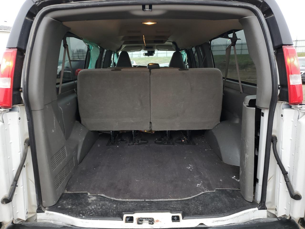 2019 Chevrolet Express - Image 10