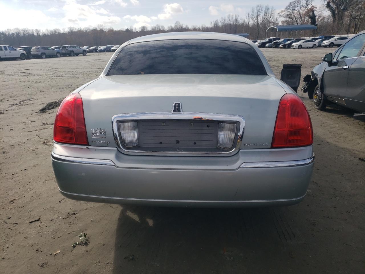 2007 Lincoln Town Car - Image 6