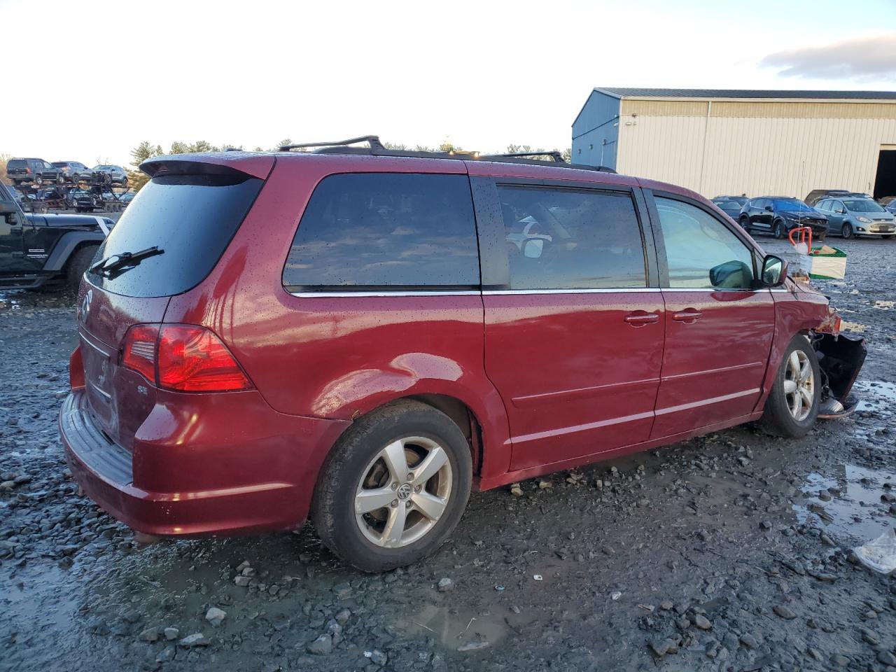 2011 Volkswagen Routan - Image 3