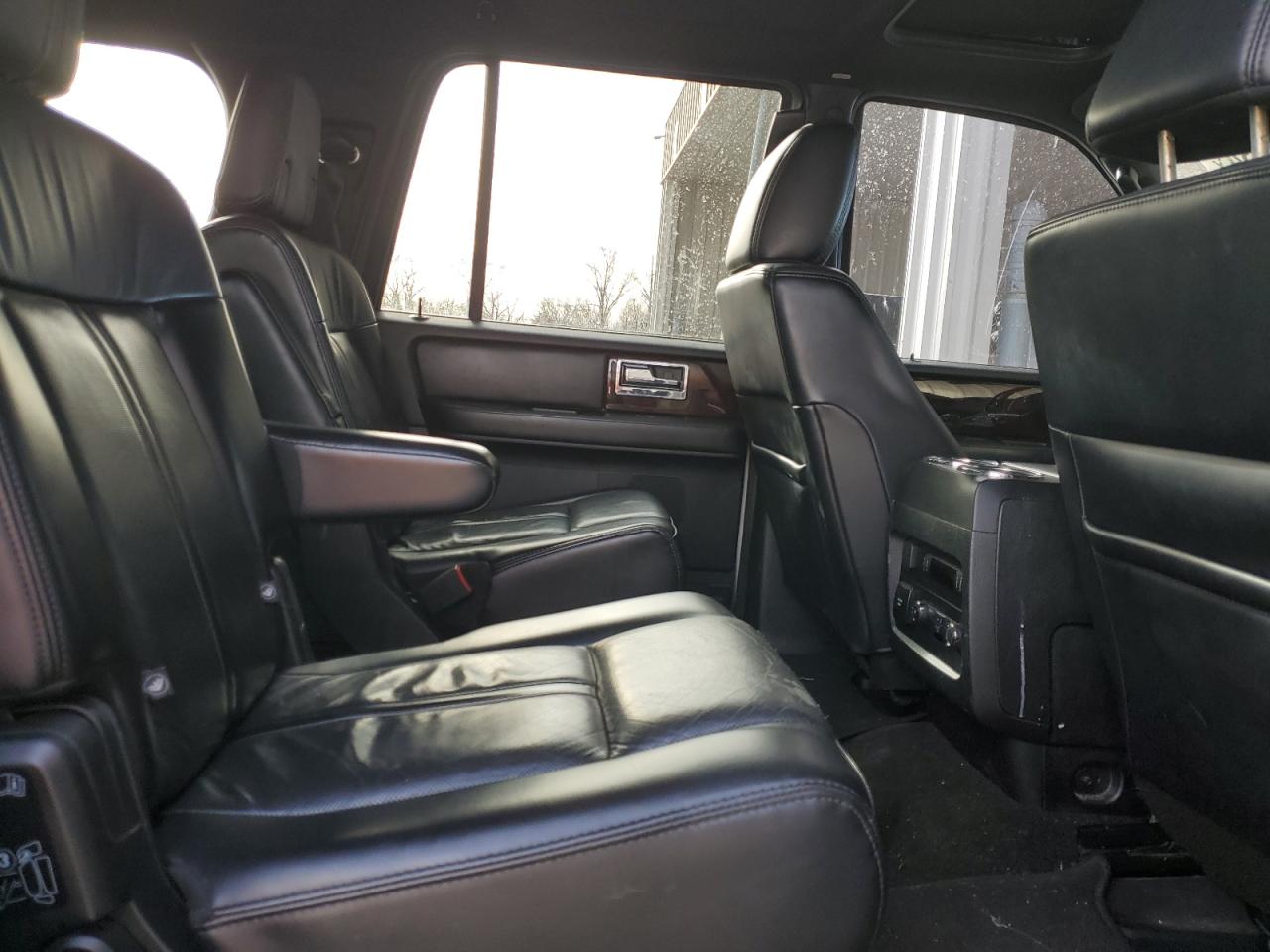 2017 Lincoln Navigator - Image 11