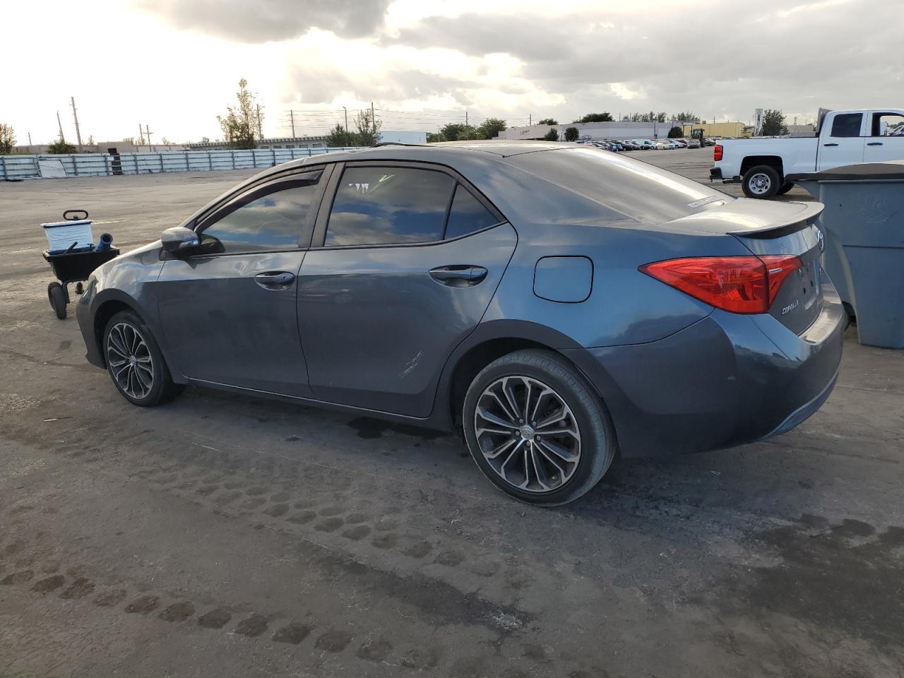 VIN 5YFBURHE3JP830125 2018 TOYOTA COROLLA no.2