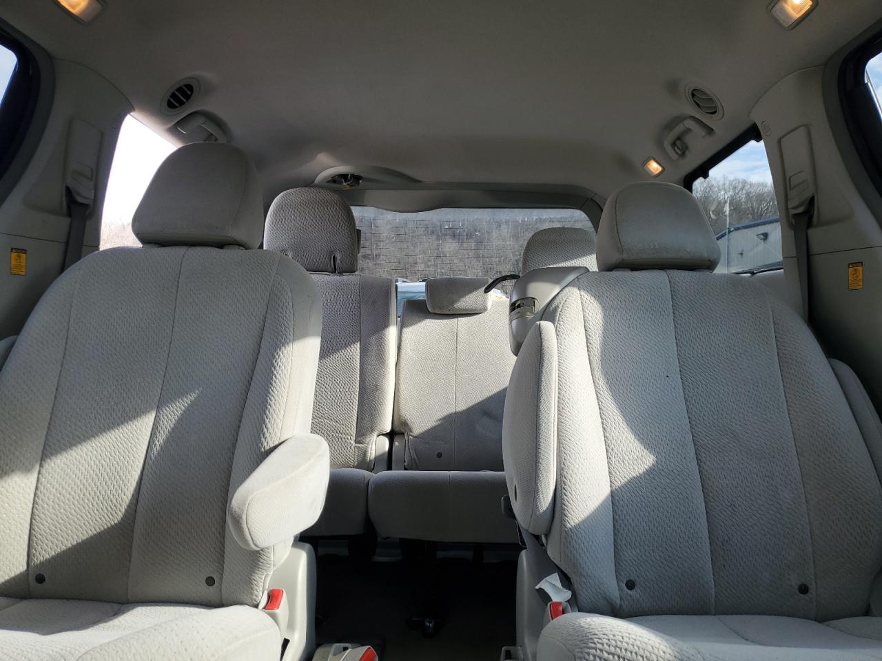2011 Toyota Sienna - Image 10