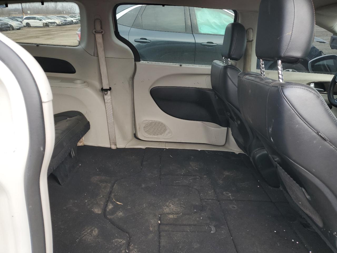 2017 Chrysler Pacifica - Image 11