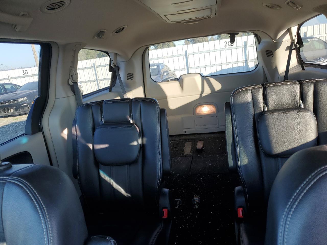 2014 Chrysler Town & Country - Image 10