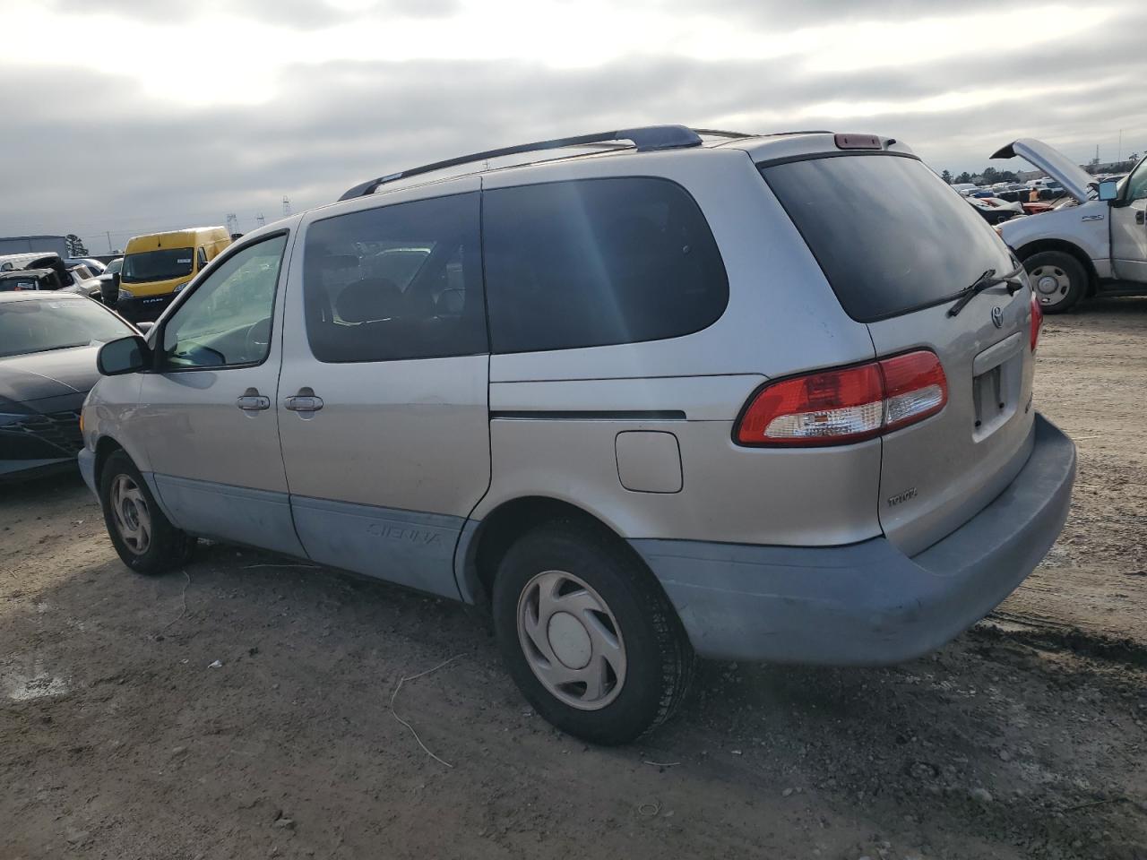 2001 Toyota Sienna - Image 2