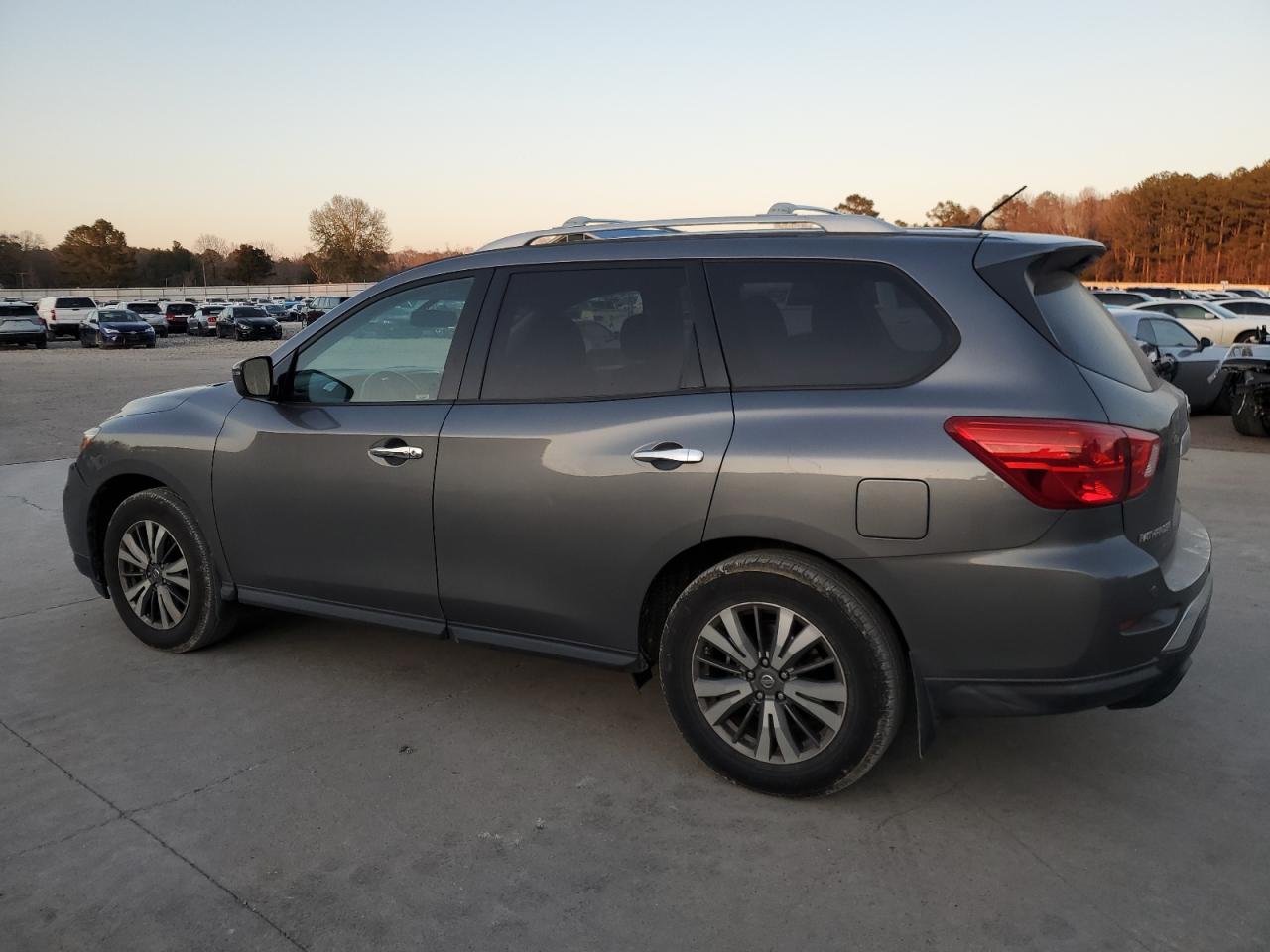 VIN 5N1DR2MN4JC647554 2018 NISSAN PATHFINDER no.2