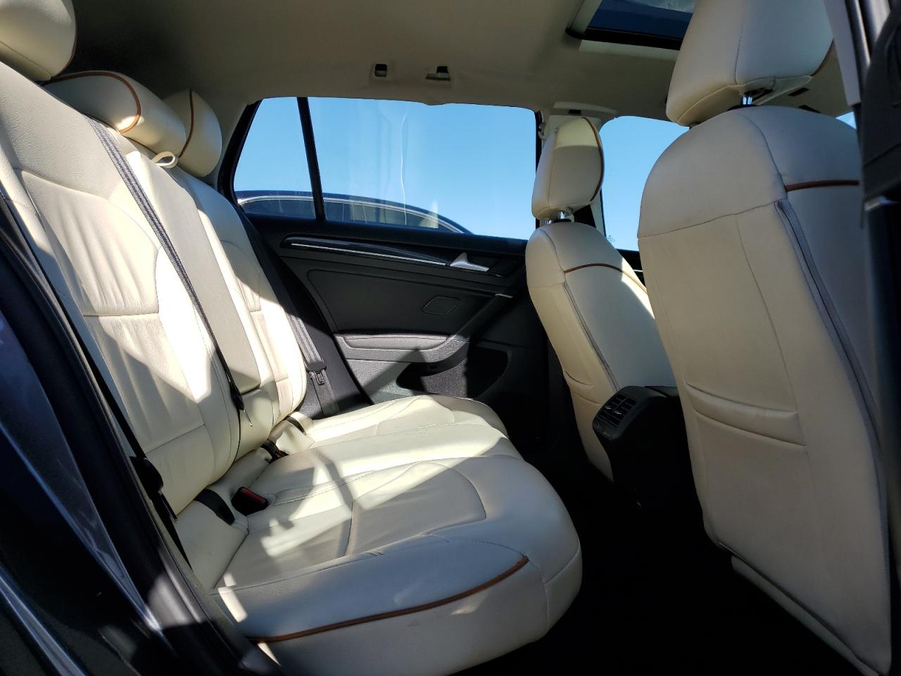 2017 Volkswagen Golf - Image 10