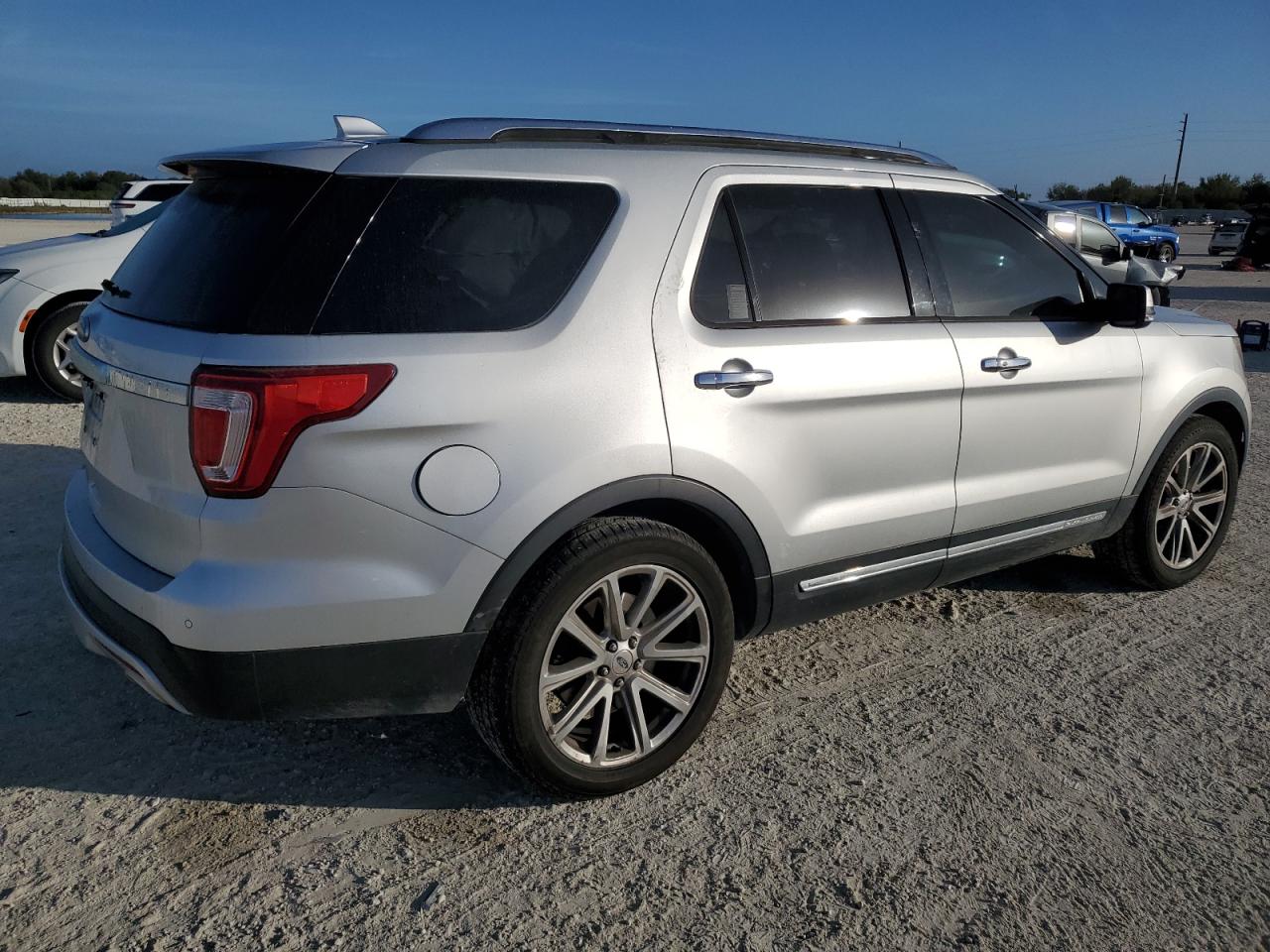 VIN 1FM5K7F82HGC38887 2017 FORD EXPLORER no.3