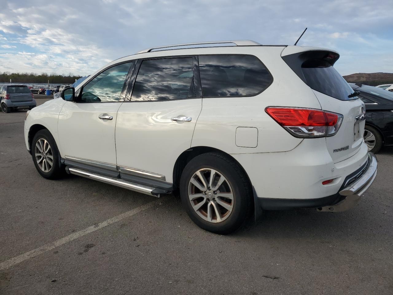 2014 Nissan Pathfinder - Image 2