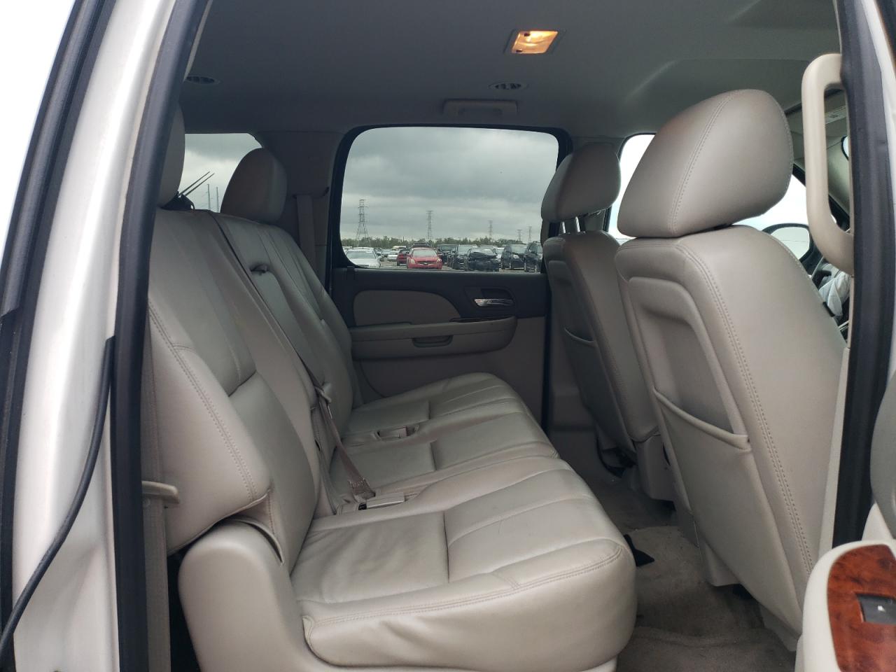 2012 Chevrolet Suburban - Image 11