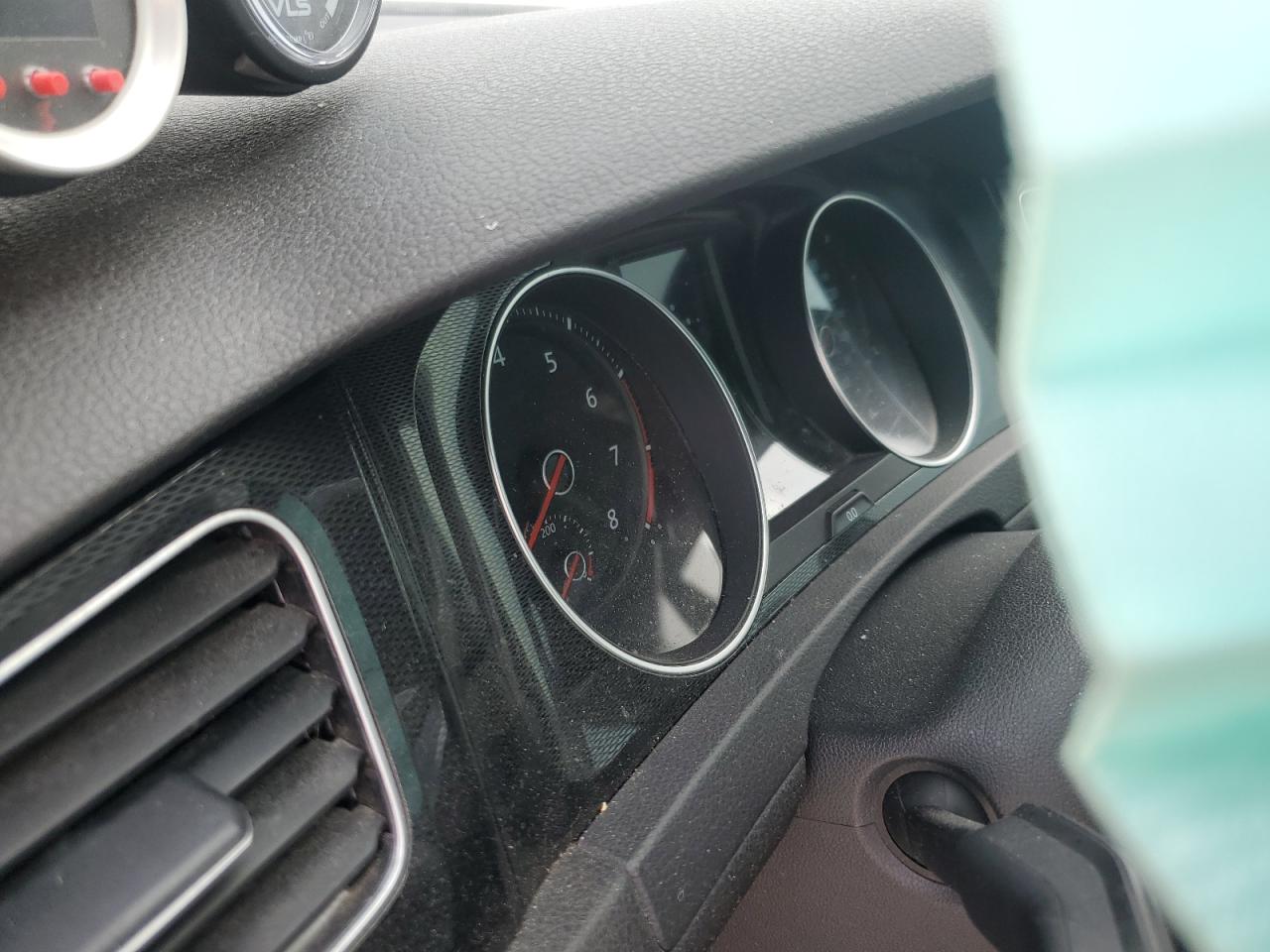 2017 Volkswagen GTI - Image 9
