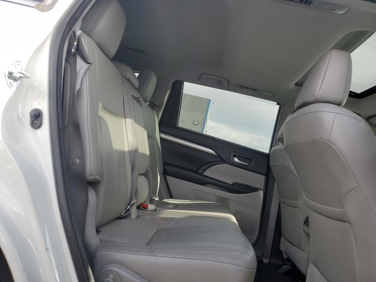 2017 Toyota Highlander - Image 11