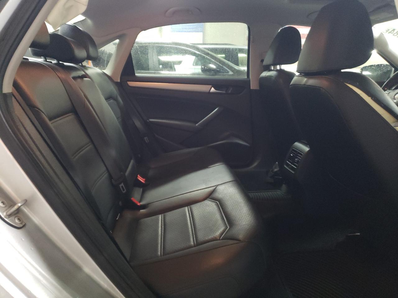 2015 Volkswagen Passat - Image 10