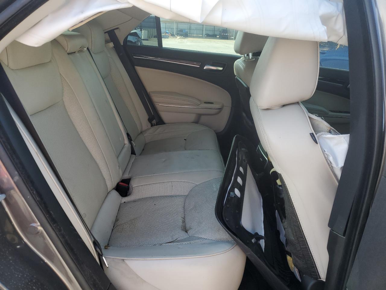 2017 Chrysler 300 - Image 10
