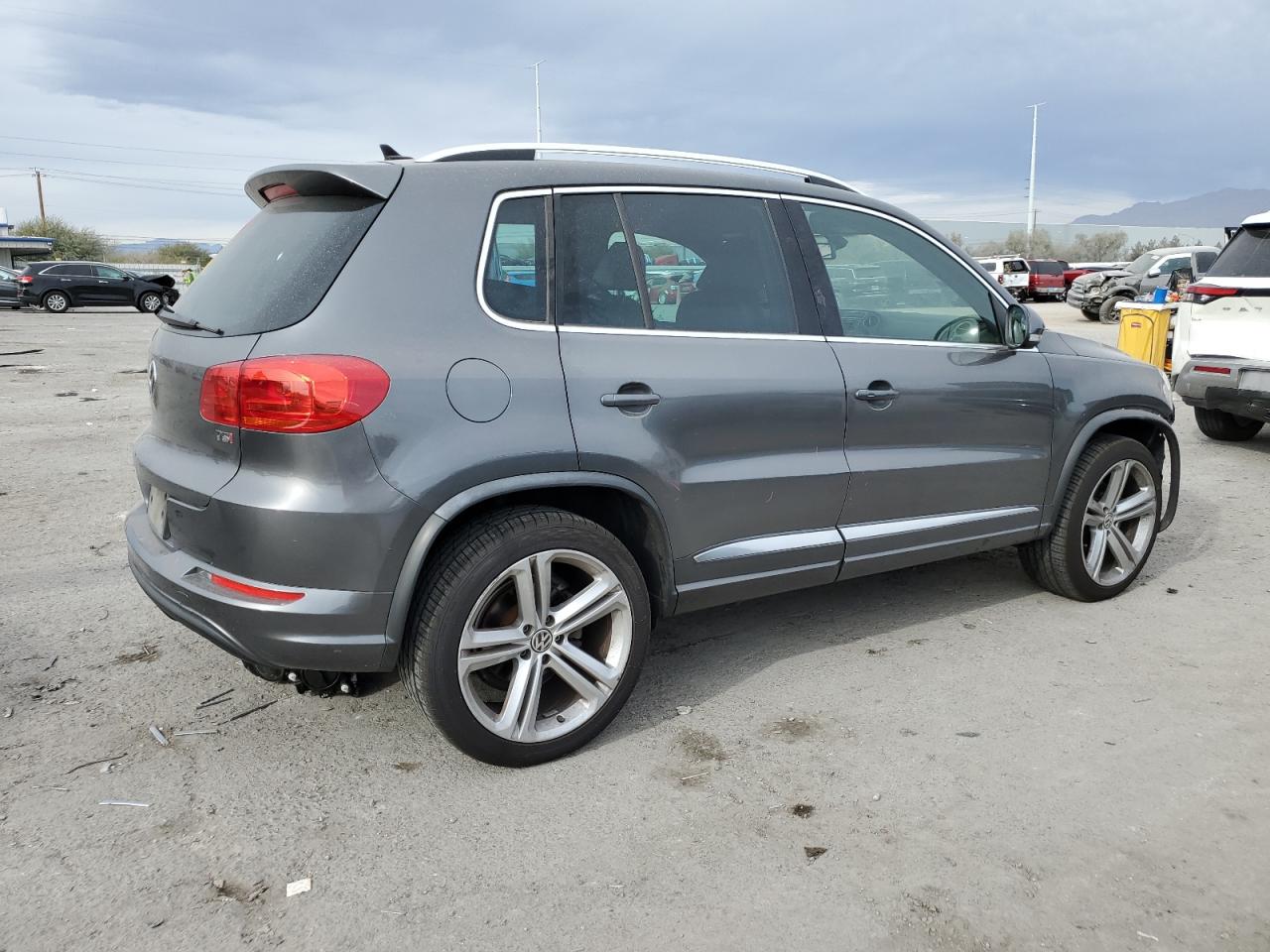 2016 Volkswagen Tiguan - Image 3