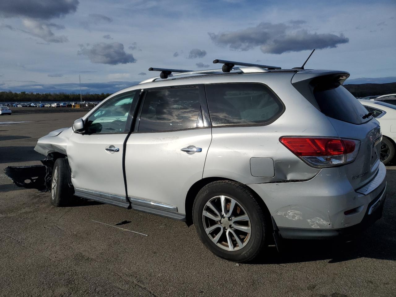 2016 Nissan Pathfinder - Image 2