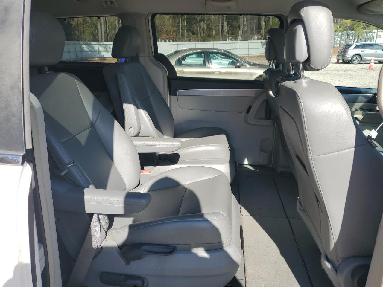 2011 Volkswagen Routan - Image 12