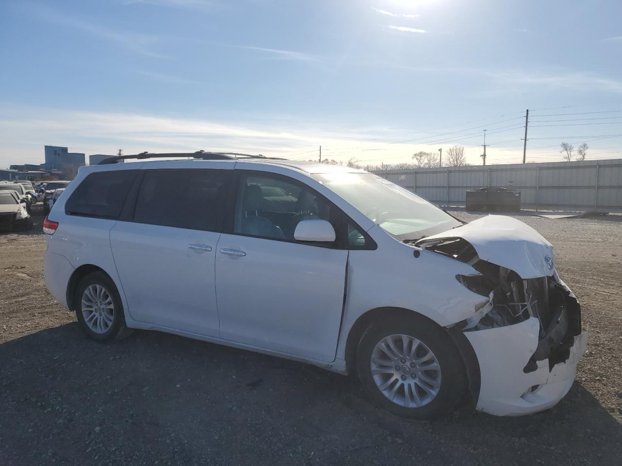 VIN 5TDYK3DC4ES465937 2014 TOYOTA All Models no.4