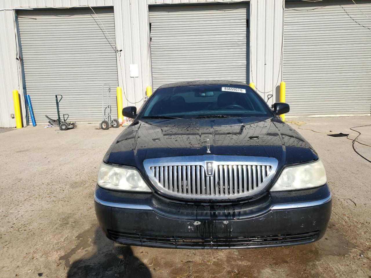 2006 Lincoln Town Car - Image 5