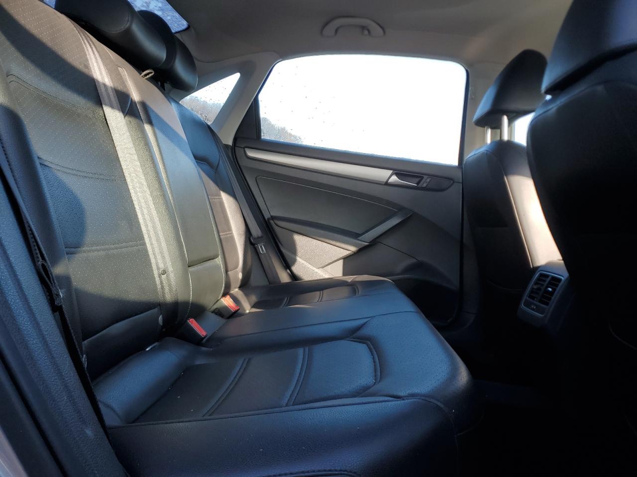 2014 Volkswagen Passat - Image 10