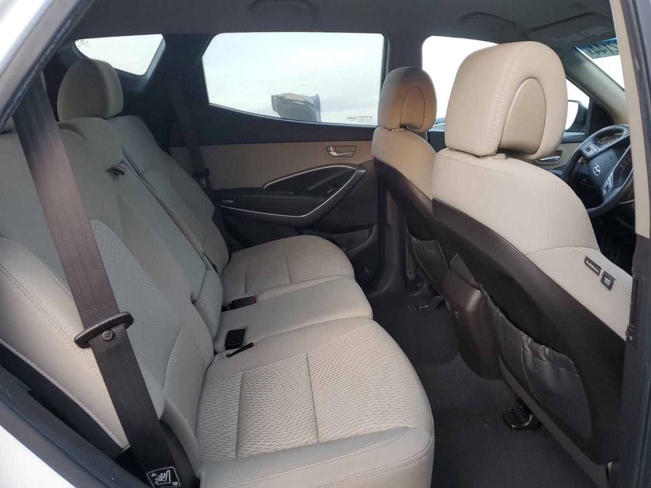 2016 Hyundai Santa Fe - Image 11