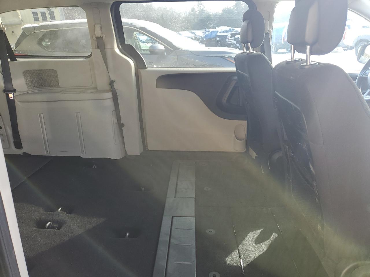 2018 Dodge Caravan - Image 11