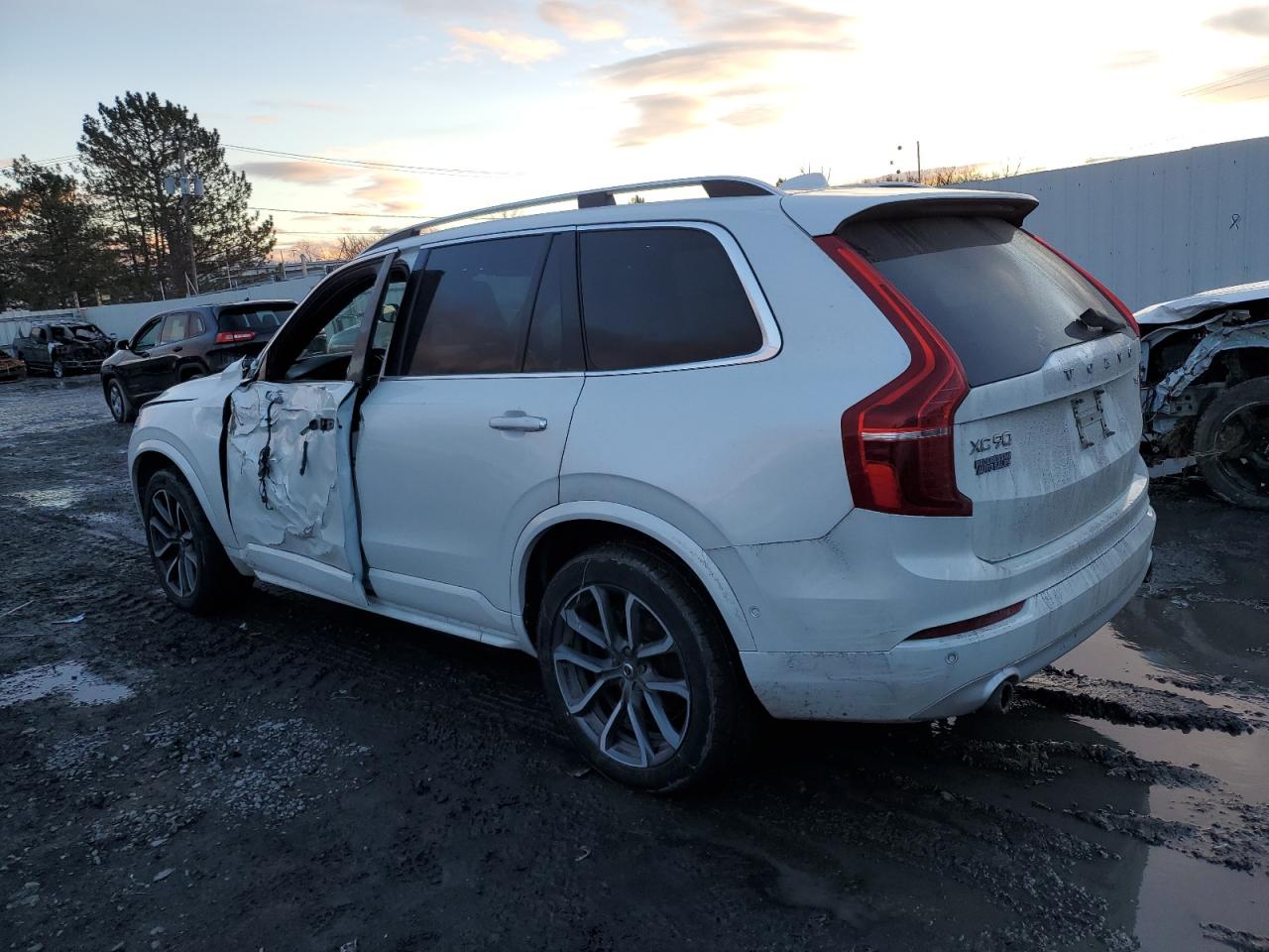 VIN YV4102PK0J1343620 2018 VOLVO XC90 no.2