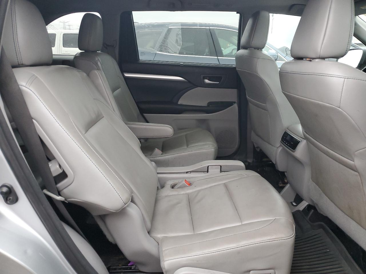 2017 Toyota Highlander - Image 10