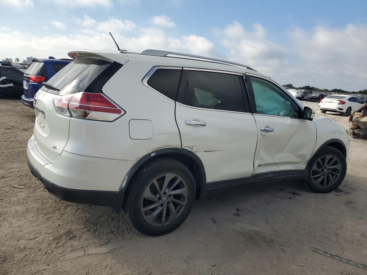 2016 Nissan Rogue - Image 3