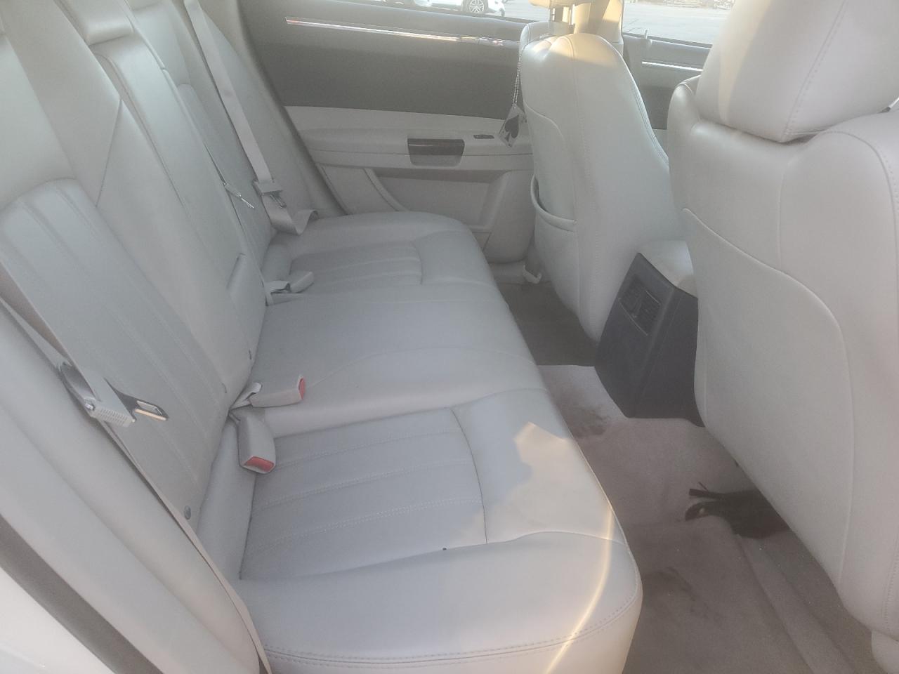 2006 Chrysler 300 - Image 10