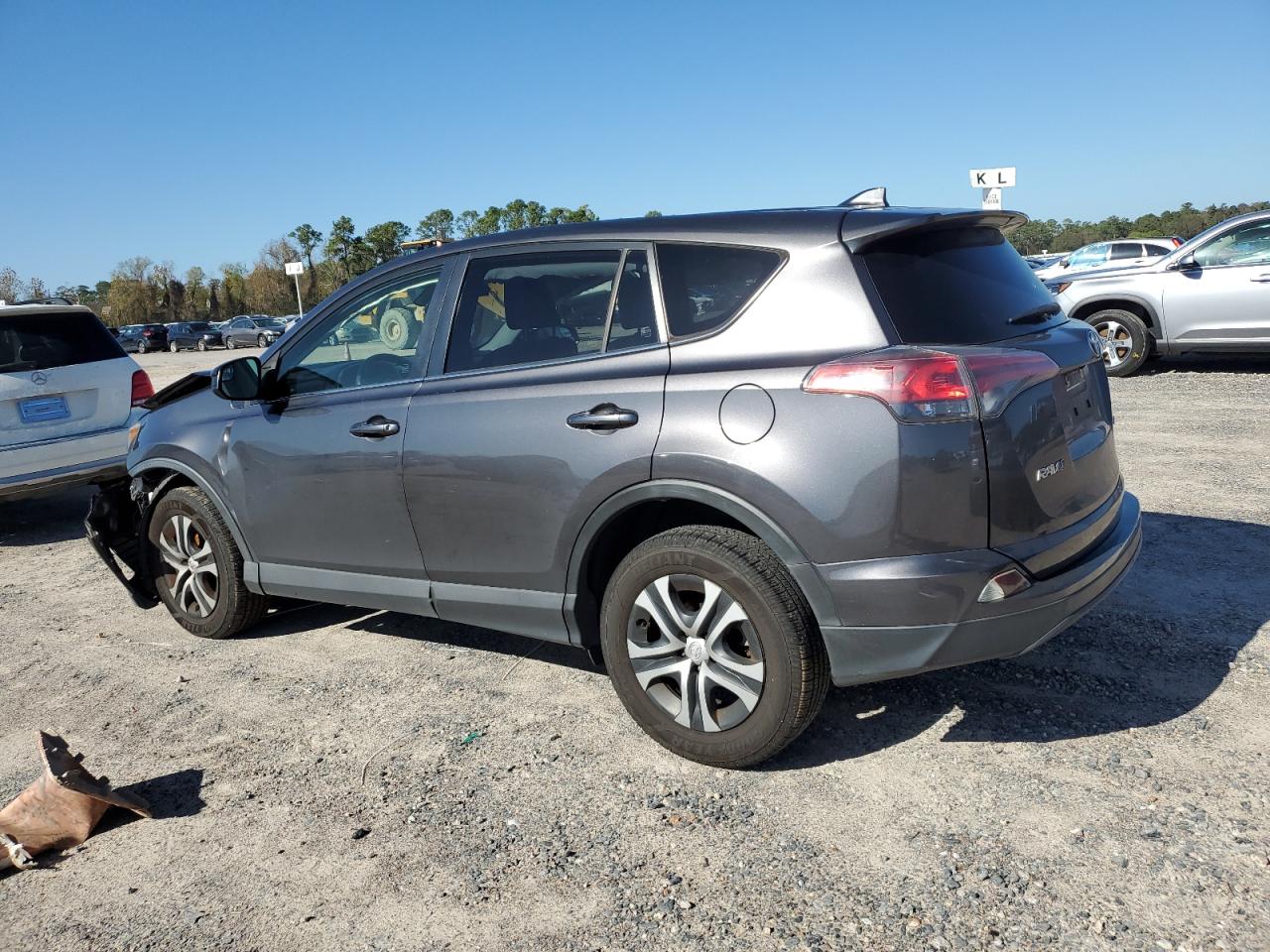 VIN JTMZFREV9JJ740379 2018 TOYOTA RAV4 no.2