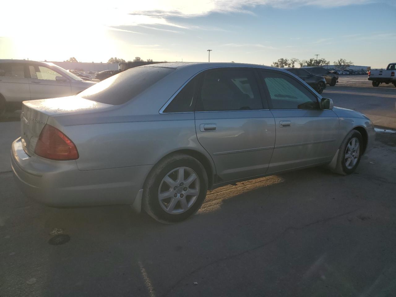 2002 Toyota Avalon - Image 3