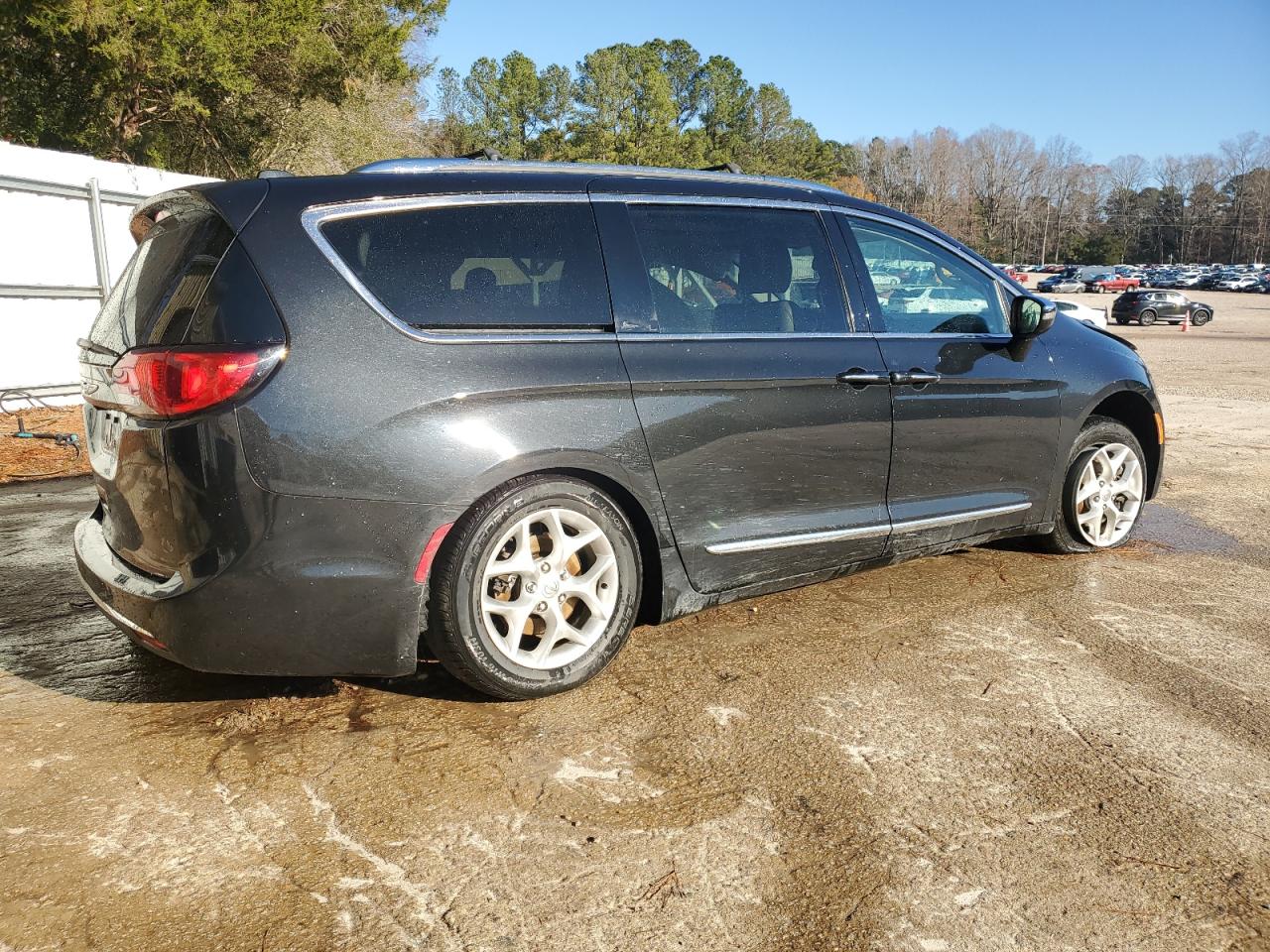 2020 Chrysler Pacifica - Image 3