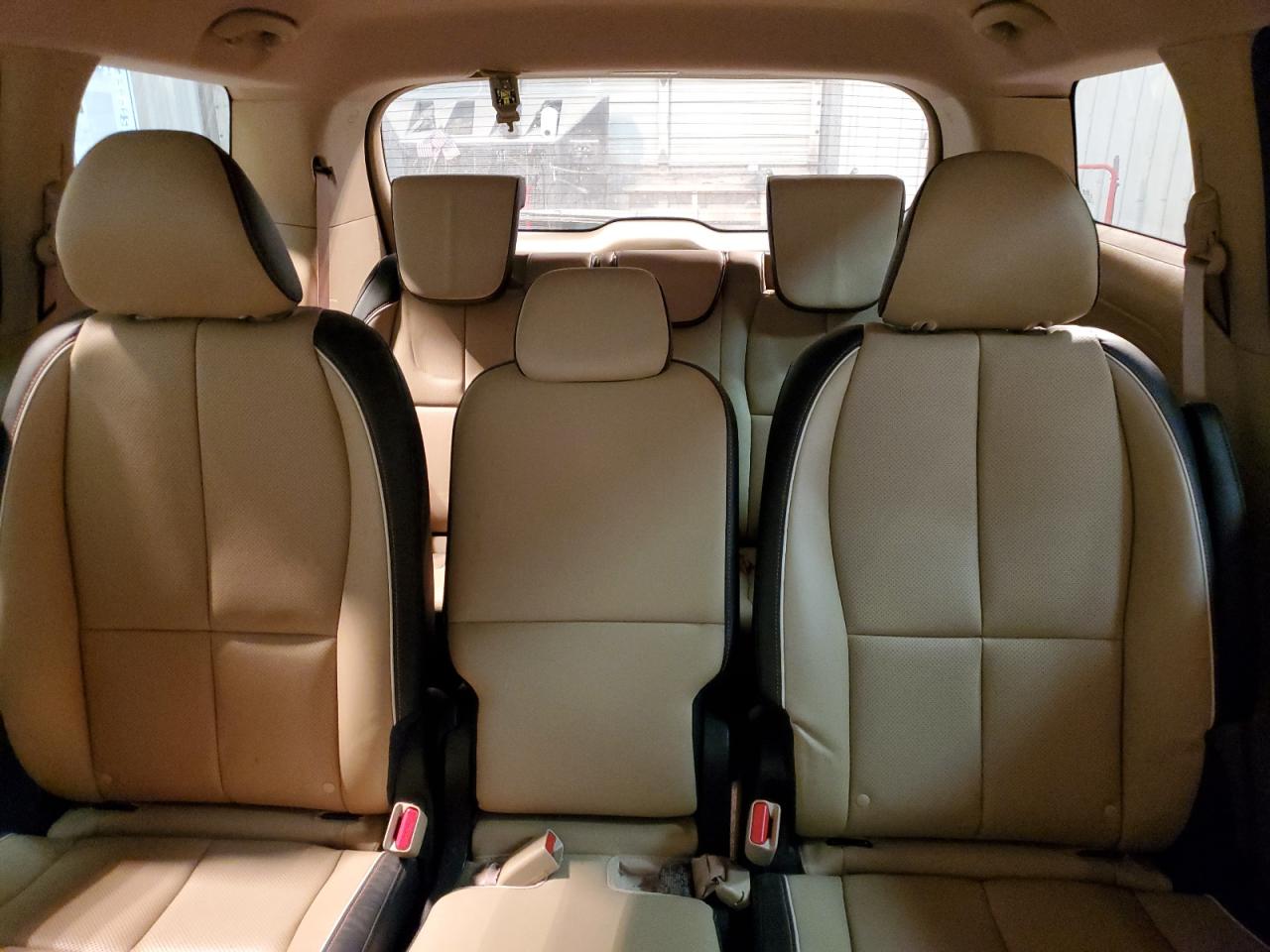 2016 Kia Sedona - Image 10