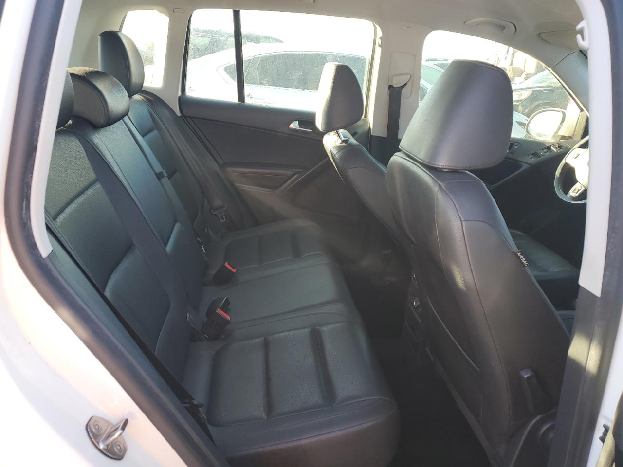 2017 Volkswagen Tiguan - Image 11