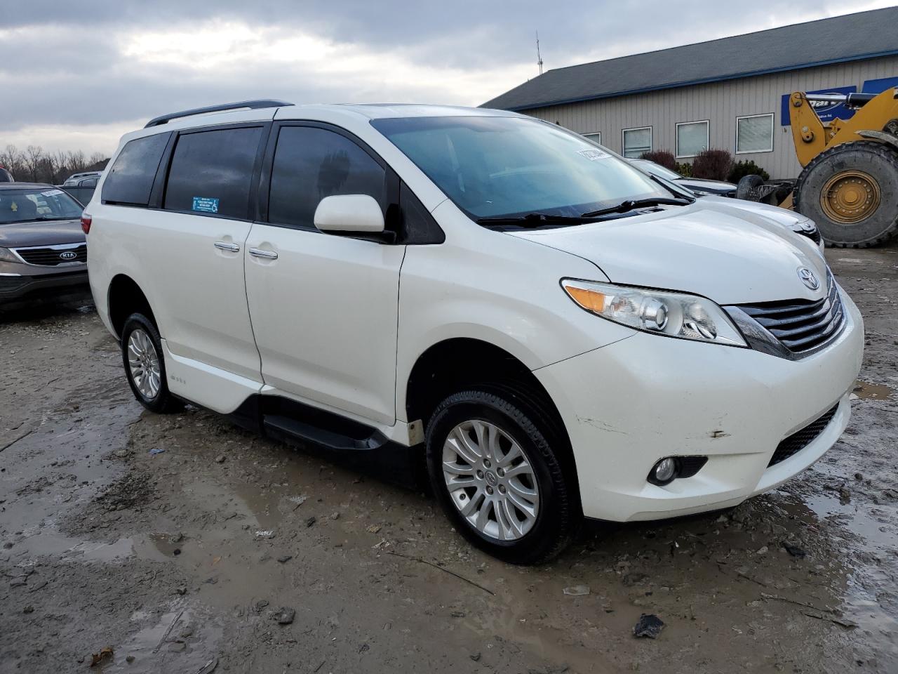 2017 Toyota Sienna - Image 4