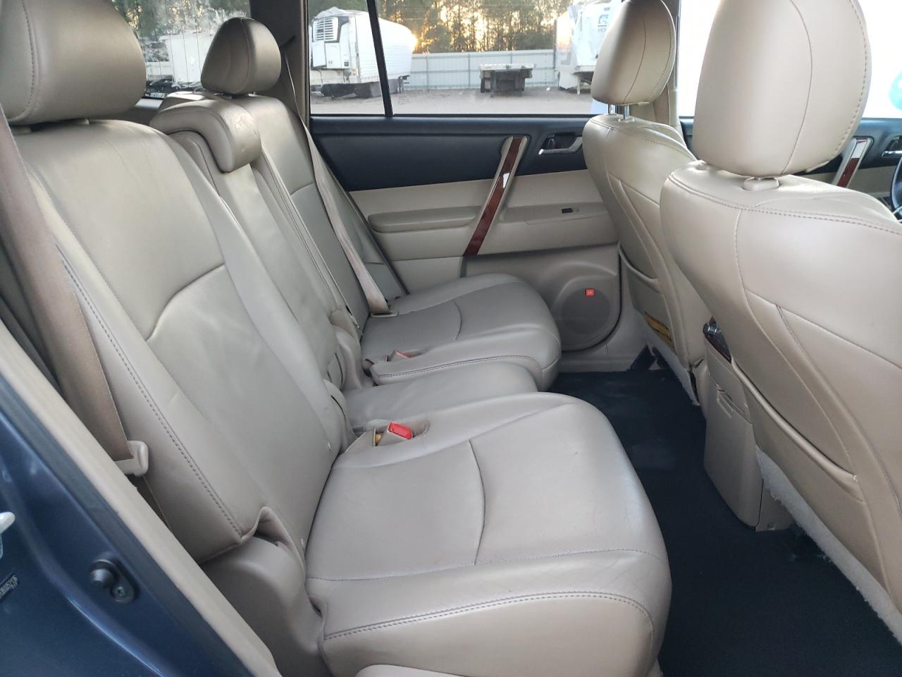 2011 Toyota Highlander - Image 11