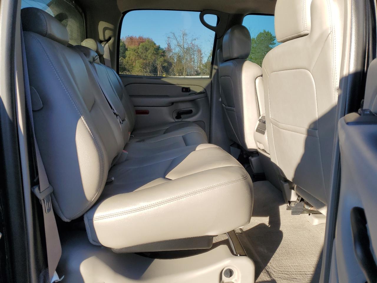 2005 Chevrolet Avalanche - Image 10