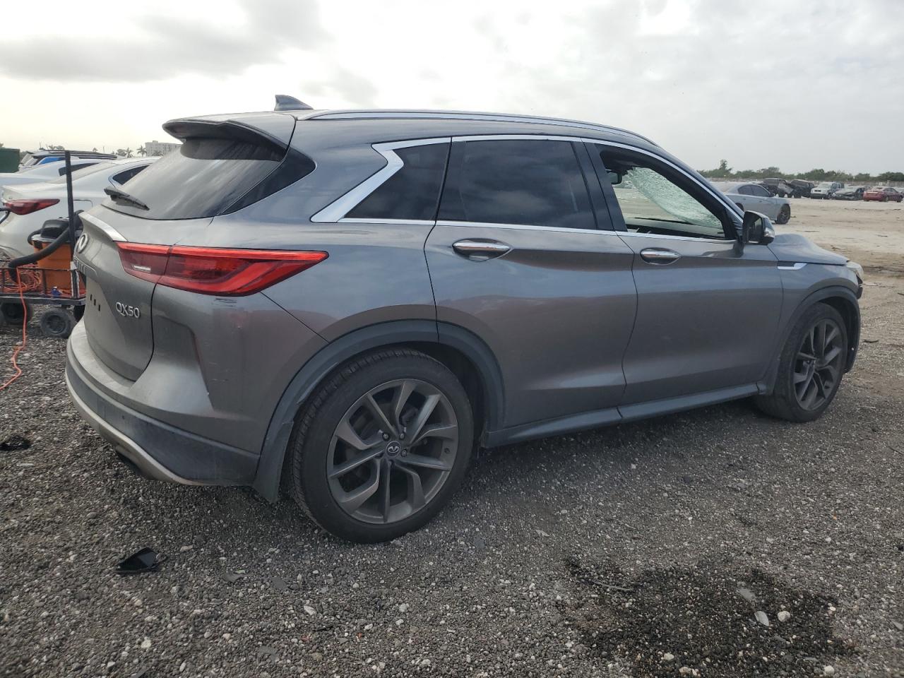 VIN 3PCAJ5M12KF100946 2019 INFINITI QX50 no.3