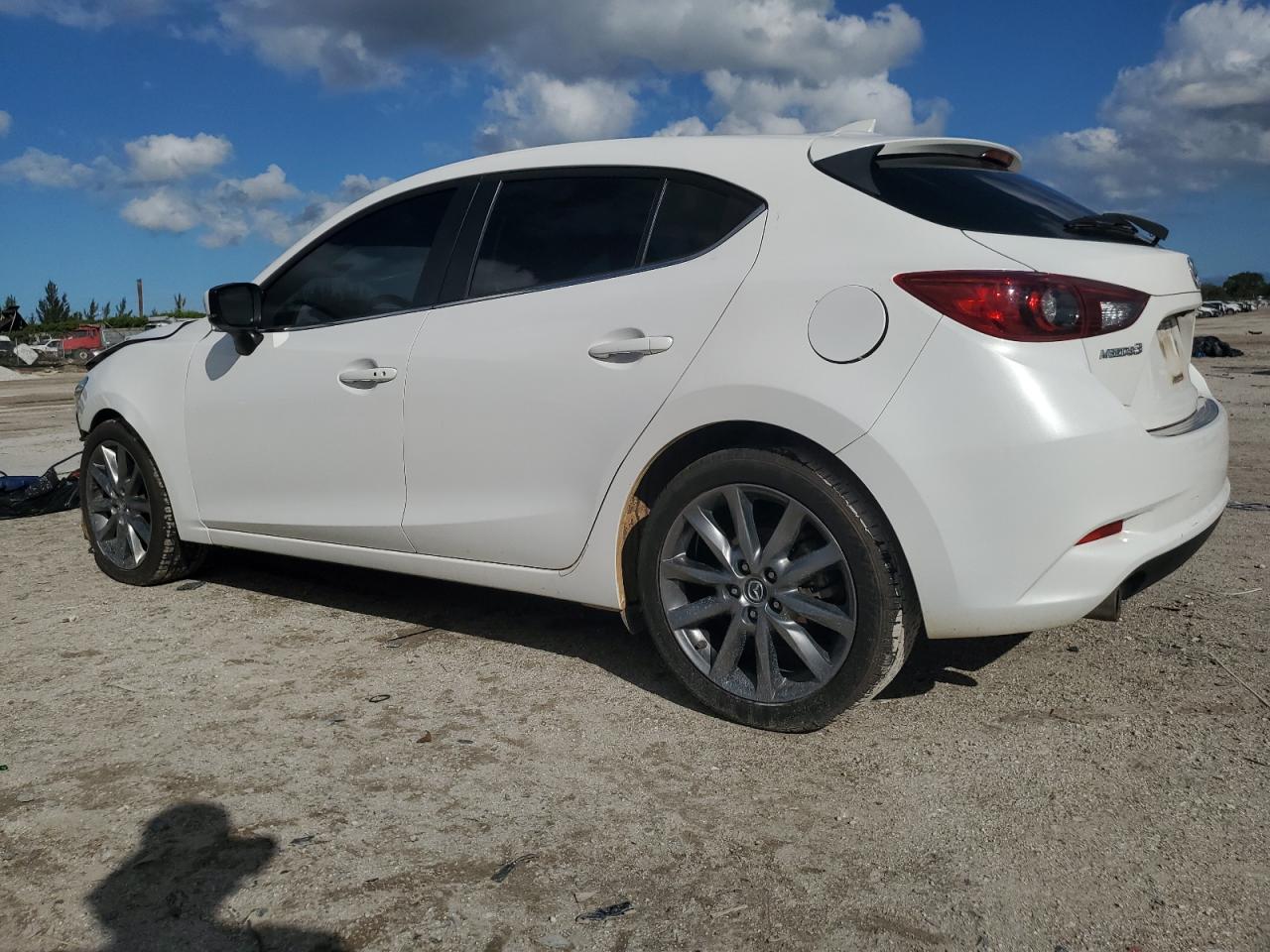 3MZBN1L33JM178325 2018 MAZDA 3 - Image 2