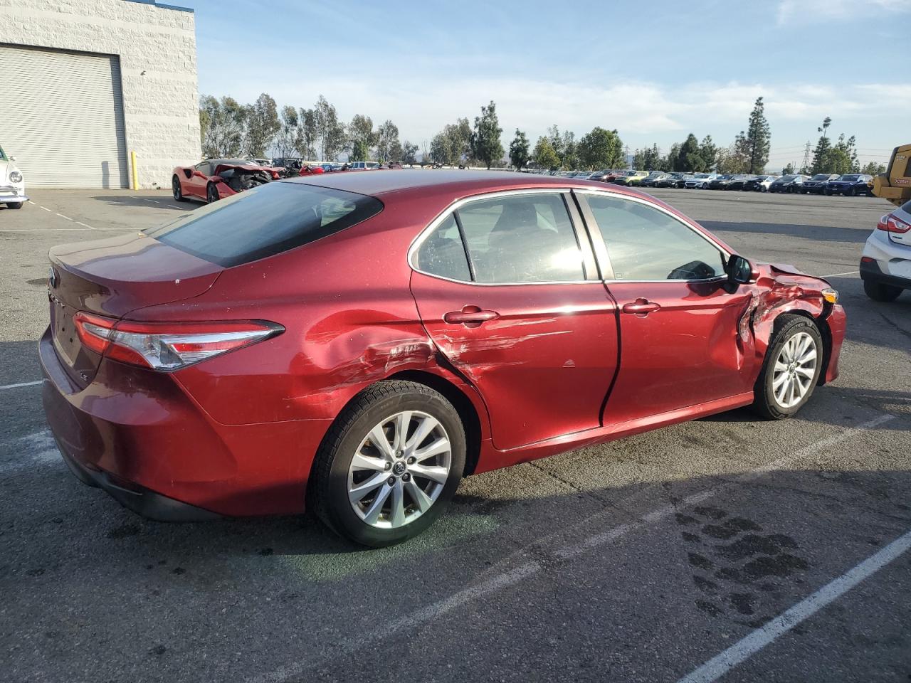 VIN 4T1B11HK3JU607209 2018 TOYOTA CAMRY no.3