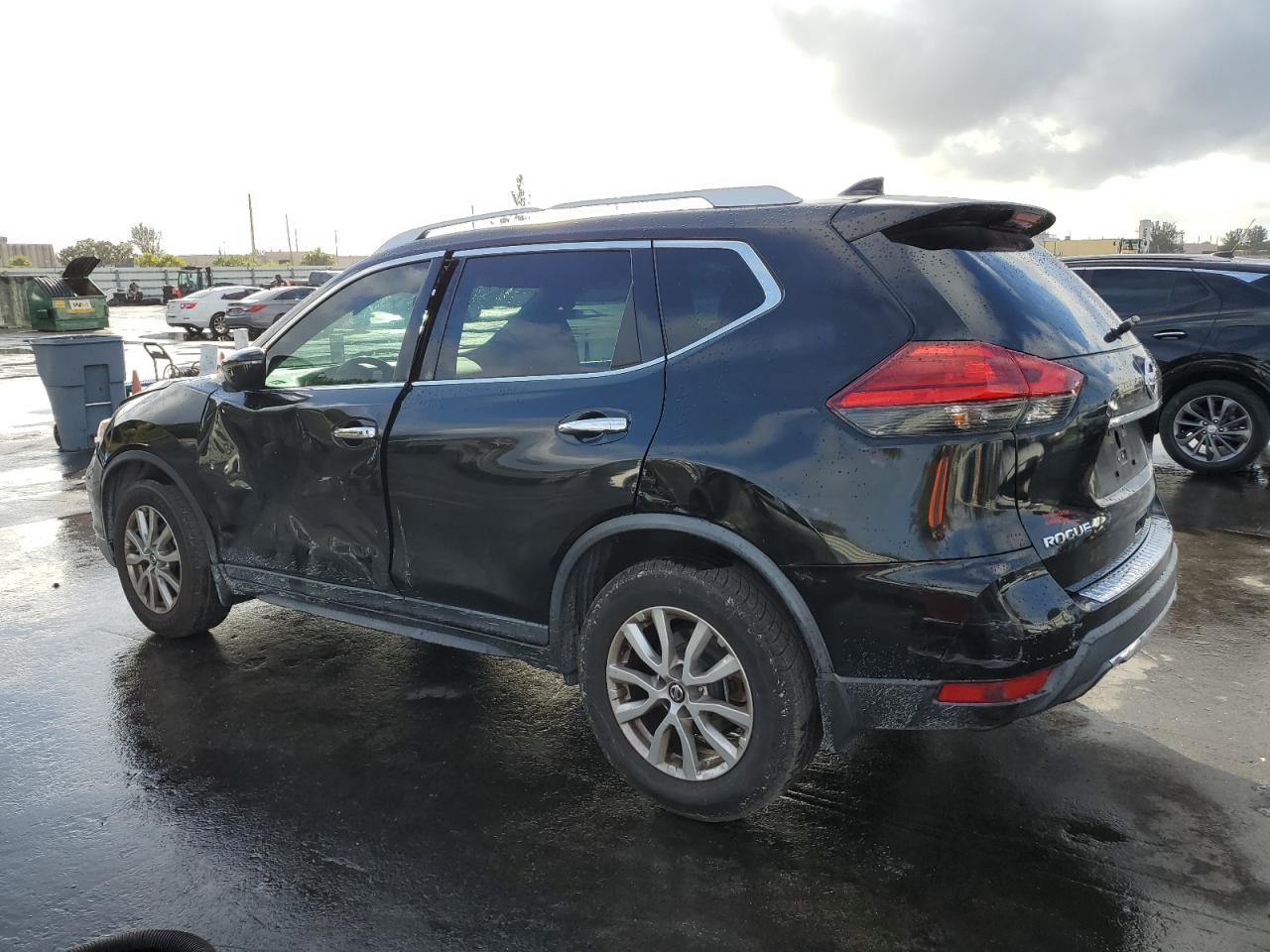 KNMAT2MT7HP616812 2017 NISSAN ROGUE - Image 2