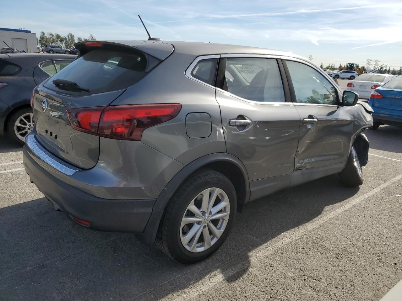 2018 Nissan Rogue - Image 3