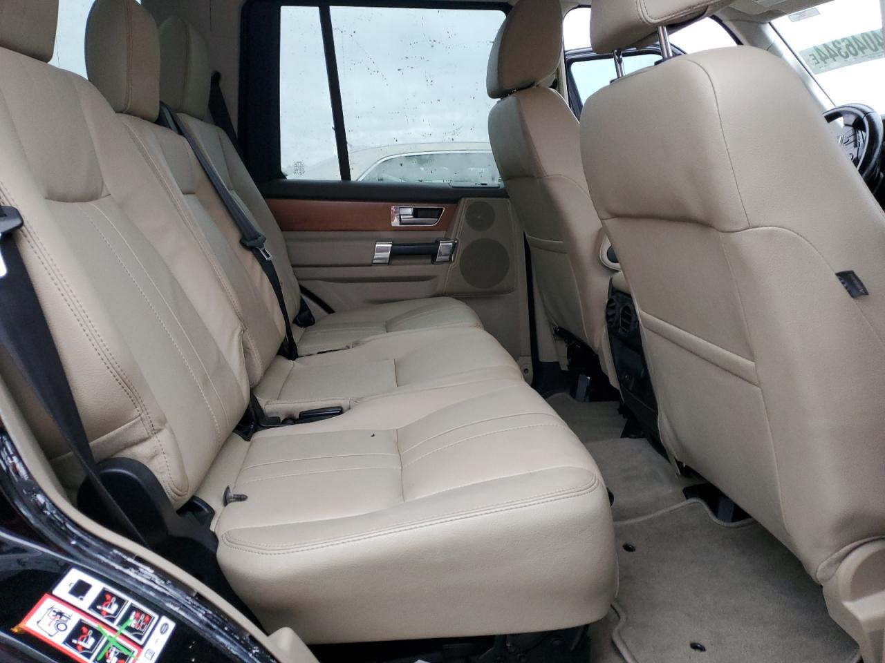 2015 Land Rover LR4 - Image 11