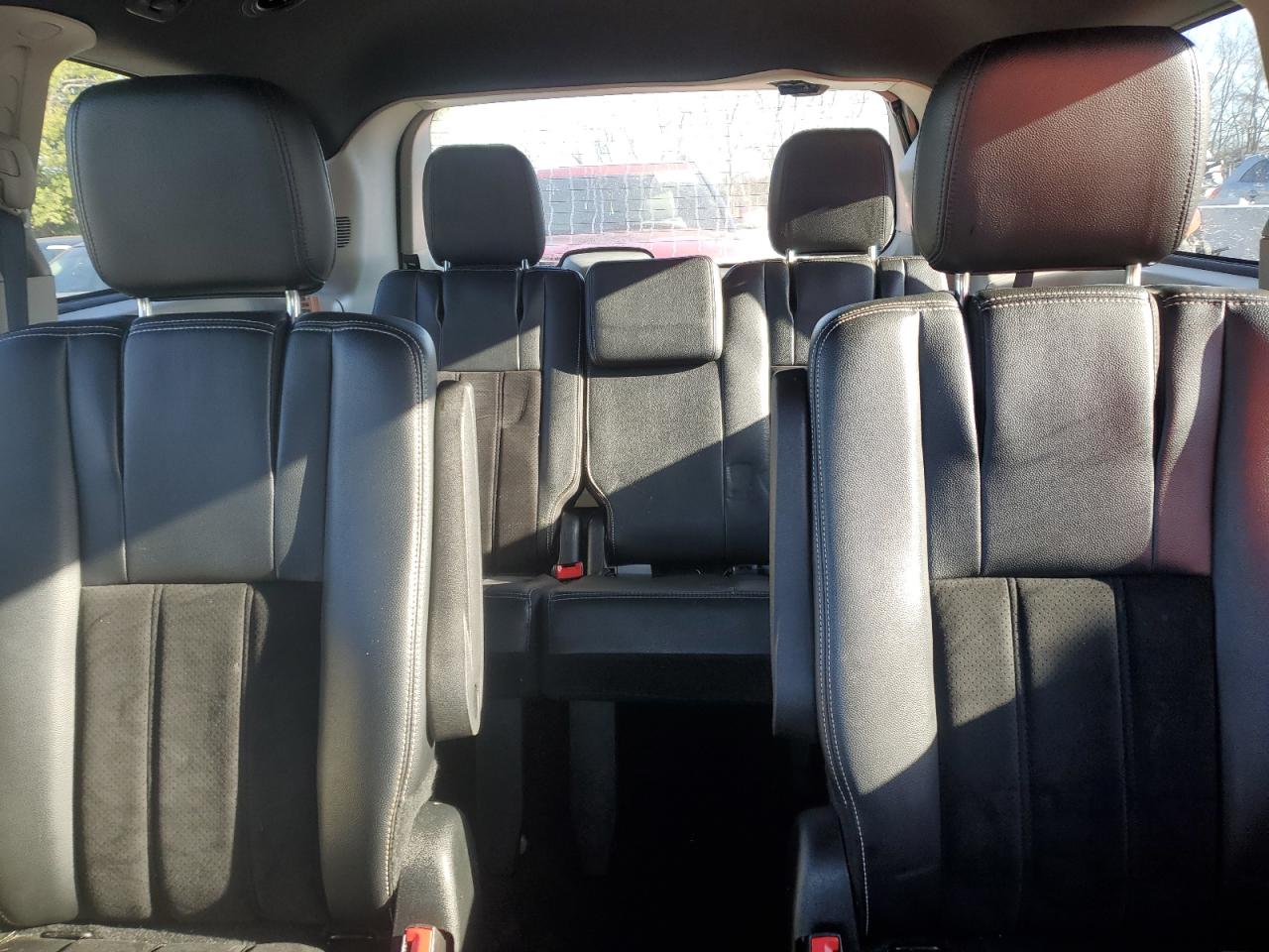 2017 Dodge Caravan - Image 10
