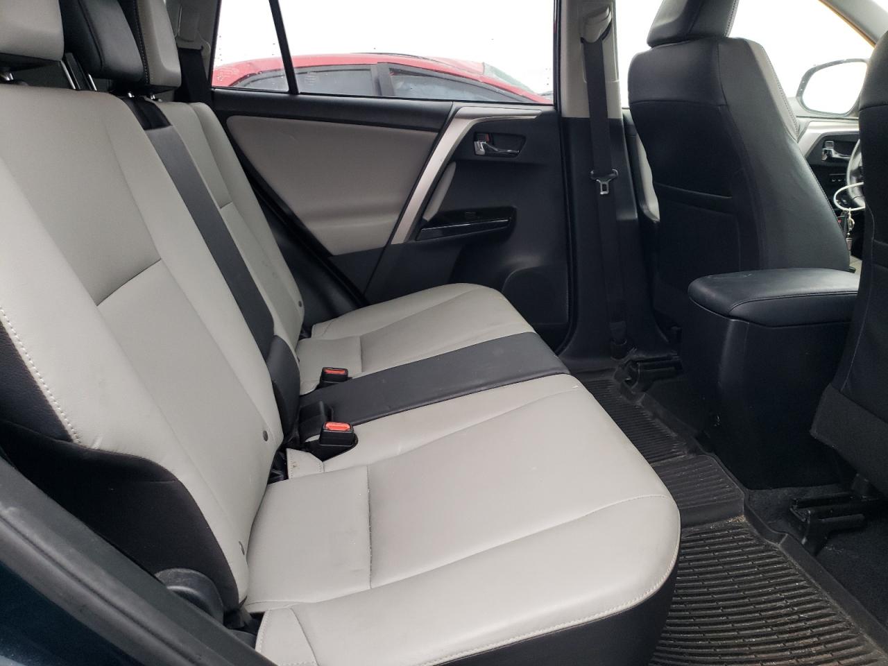 2018 Toyota RAV 4 - Image 11