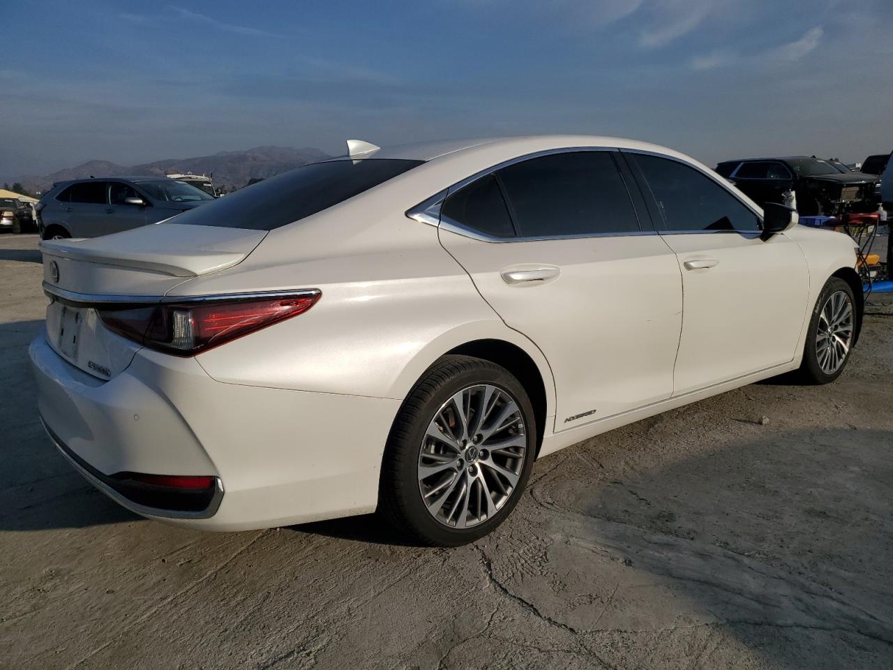 2020 Lexus ES - Image 3