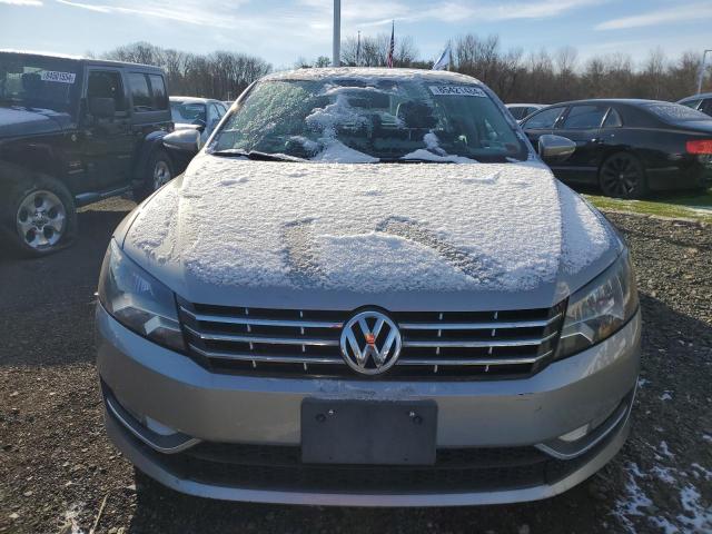 Sedans VOLKSWAGEN PASSAT 2012 Srebrny