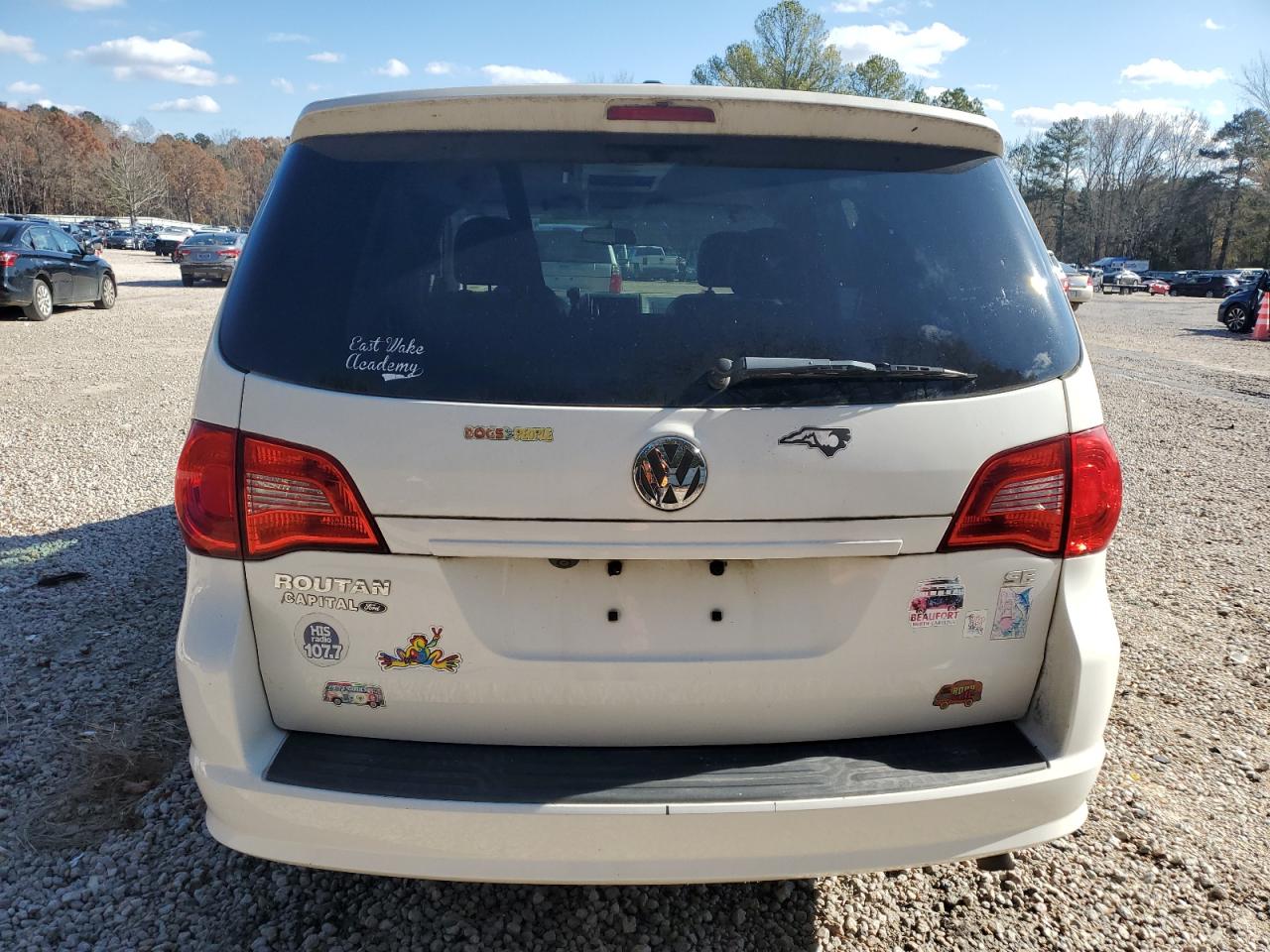 2011 Volkswagen Routan - Image 7