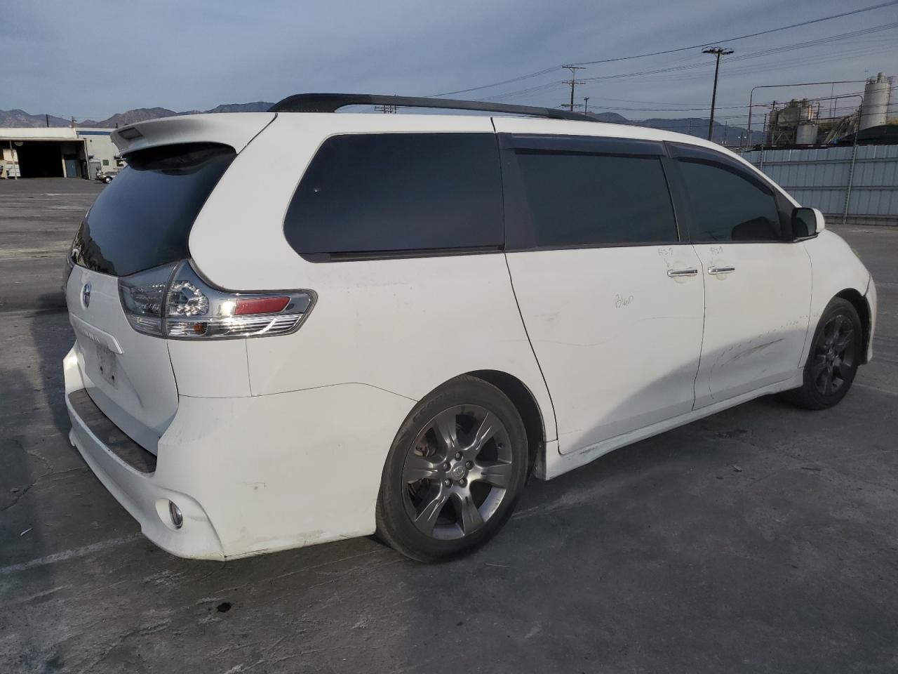 VIN 5TDXK3DC9FS629485 2015 TOYOTA SIENNA no.3